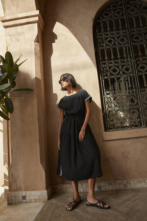 marksandspencer_SS24_Len_T520687_midi saty s vysokym podilem lnu s vysivkou_cerna_1899Kc_modelka.jpg